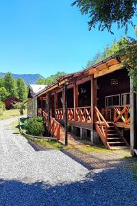 プコンにあるLa Casona Caburguaの道路橋車