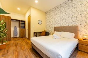 a bedroom with a large bed and a stone wall at Comfort apartments Doctor Neva by VH in Mexico City
