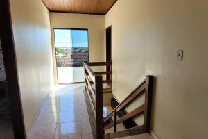 een trap in een kamer met een deur en een raam bij Casa próximo Centro e Costa Azul pacote 5 pessoas in Rio das Ostras