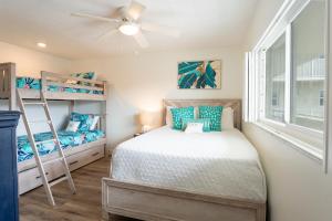 ニュー・スマーナ・ビーチにあるStunning coastal condo with ocean and pool views from the balcony!の二段ベッド2台と窓のある寝室 +31枚の写真
