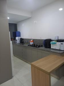 uma cozinha com um balcão e uma bancada em Apartamento próximo ao centro com elevador! em Patos de Minas