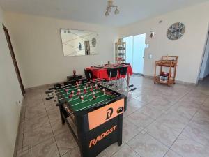 einen Tischfußballtisch in einem Wohnzimmer mit einem Tischtennistisch in der Unterkunft Equipada, Amplia, 5 min de la Playa in Pacasmayo