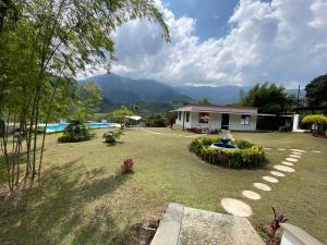 um quintal com uma casa e uma piscina em CRISTALES DEL RIO RESORT em São Rafael