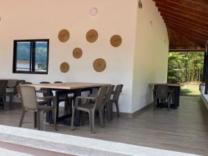 ein Esszimmer mit Tisch und Stühlen in der Unterkunft CRISTALES DEL RIO RESORT in San Rafael