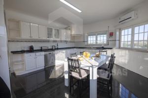 Moinho D'ouro Residence by ACasaDasCasas tesisinde mutfak veya mini mutfak