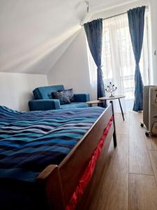 1 dormitorio con cama, sofá y ventana en Holiday home Ravna Planina en Pale