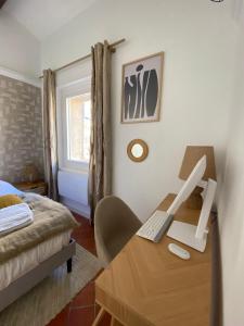 - une chambre avec un bureau et un ordinateur dans l'établissement Deux chambres avec terrasse dans le centre ville d'Aix en Provence, à Aix-en-Provence