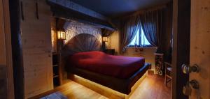 - une chambre avec un lit dans une pièce dotée d'une fenêtre dans l'établissement B&B Ronco Carbon, à Gallio