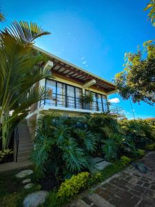 una casa con una palmera delante de ella en Ecoparadise Hotel, en Pereira