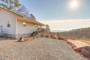 ein Haus mit einer Auffahrt neben einem Gebäude in der Unterkunft Edgemont Home with Deck and BBQ Grill 2 Mi to Lake! in Fairfield Bay