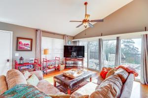 ein Wohnzimmer mit einem Sofa und einem Flachbild-TV in der Unterkunft Edgemont Home with Deck and BBQ Grill 2 Mi to Lake! in Fairfield Bay