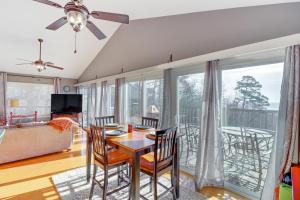 Φωτογραφία από το άλμπουμ του Edgemont Home with Deck and BBQ Grill 2 Mi to Lake! σε Fairfield Bay