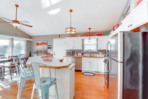Φωτογραφία από το άλμπουμ του Edgemont Home with Deck and BBQ Grill 2 Mi to Lake! σε Fairfield Bay