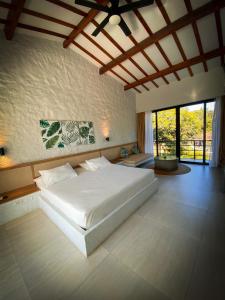 1 dormitorio con 1 cama blanca grande en una habitación en Ecoparadise Hotel, en Pereira