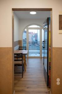 ein Esszimmer mit einem Tisch und einem Balkon in der Unterkunft Hotel Lux in Struga