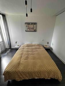 Una cama o camas en una habitación de PROMO Maison de centre ville - Proche Puy du Fou
