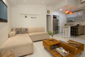 a living room with a couch and a table at Hotel Barahona Cartagena in Cartagena de Indias