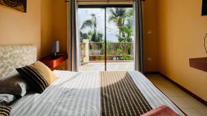 Sojourn 6 bedroom villa near Full Moon Beach في كو بانغان: غرفة نوم بسرير ونافذة كبيرة