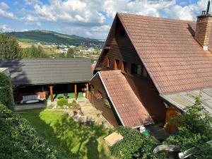 Una vista aérea de una casa con techo. en Ubytovanie Privat Antoni - apartmán v RD, en Tvrdošín