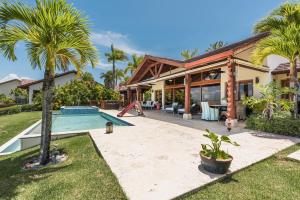 Swimming pool sa o malapit sa Amazing 3 Bedrooms Villa at Puerto Bahia