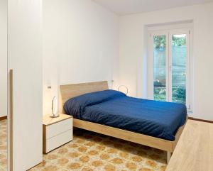 een slaapkamer met een bed en een raam bij Il Nido di Moggio - Nibbio Apartment in Moggio