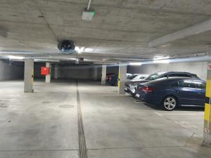 un garaje con coches aparcados en él en LUX Apartament Free Parking en Leszno