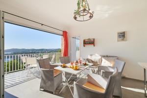 Un comedor con mesa y sillas y un balcón. en 1Mirand3, en Llafranc