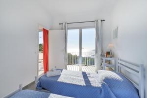 Un dormitorio con una cama y una ventana grande en 1Mirand3, en Llafranc