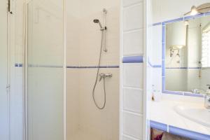 un baño con ducha y lavabo en 1Mirand3, en Llafranc