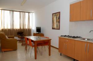 O bucătărie sau chicinetă la Apartamentos Santiago - Praia +42 fotografii