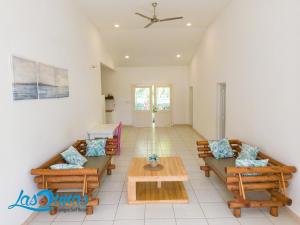 ein Wohnzimmer mit Sofas und einem Tisch in der Unterkunft Las Dunas Surf Resort in Aposentillo