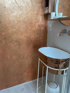 a stool in a room with a wall and a counter at Attico “the Queen” in Caravaggio