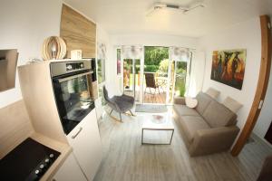 een kleine woonkamer met een bank en een tv bij Haus Ceddy Diemelsee in Diemelsee