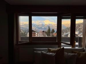 uma janela com vista para a montanha em tHE Eagle Nest Duplex - Your Mountain Retreat em Chalais