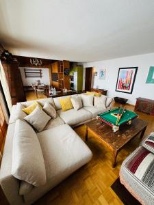 Istumisnurk majutusasutuses tHE Eagle Nest Duplex - Your Mountain Retreat