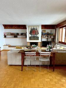 Istumisnurk majutusasutuses tHE Eagle Nest Duplex - Your Mountain Retreat