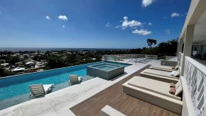 布里奇敦的住宿－Luxury 4 Bed Villa in Barbados with amazing views，一个带游泳池和庭院的别墅