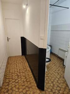 een badkamer met een toilet in een kamer bij L'olivier in Douai