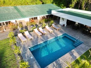una vista aérea de una piscina con sillas y una casa en Paradiselodge Casa Romantica, en Platanillo