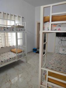 Ένα ή περισσότερα κρεβάτια σε δωμάτιο στο Sahyadri Lodge and Restaurant +25 φωτογραφίες