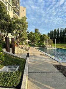 - une piscine dans un bâtiment situé à côté d'un bâtiment dans l'établissement Квартира Cassia Residences Lake View, à Bang Tao Beach