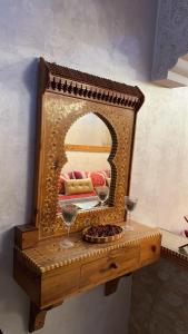 阿加迪爾的住宿－Well-furnished apartment i Agadir!，桌子上的镜子,上面有酒杯