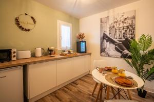 una cocina con encimera y mesa. en Le Lovely Gruissanais - Balneo & Sauna, en Gruissan