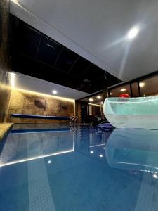 Nassali - Luxurious Beachfront Villa with Private Pool في الدار البيضاء: مسبح جلساته فوق المرحاض