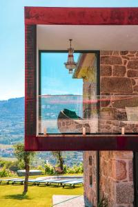 una ventana de un edificio con vistas al océano en Vale da Fonte - Charming Houses, en Ponte da Barca