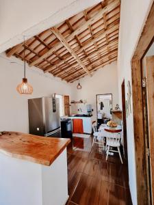 a kitchen and living room with a table and chairs at Casa Mar in Caraíva