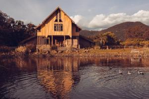 una casa situada en la orilla de un cuerpo de agua en Monã, en Canela