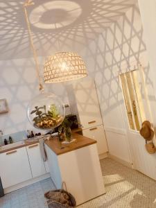 eine Küche mit einer Fischschüssel und einer Lampe in der Unterkunft Maison 15 in Sauternes