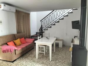 - un salon avec un canapé et une table dans l'établissement Casa Lope de Vega, à El Pedroso