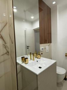 a bathroom with a white sink and a toilet at Est One Apartament 2 camere semidecomandat in Drobeta-Turnu Severin